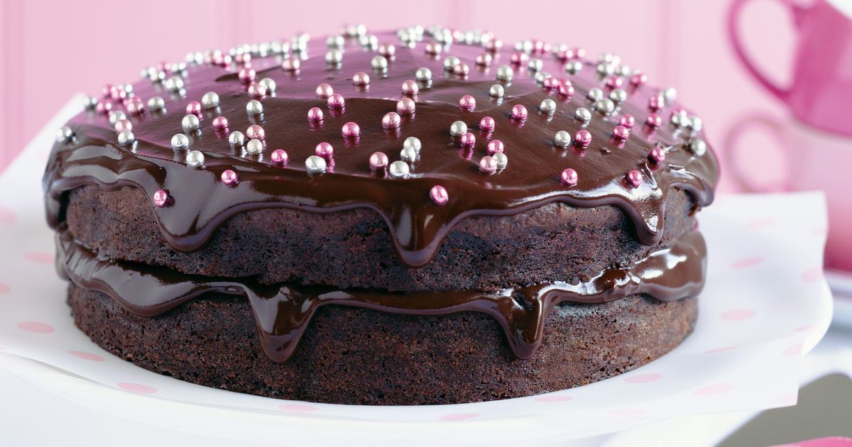 این سس خوش طعم اغلب به صورت یک لایه روکشی به کیک ها و دسرهای مختلف افزوده شده و یک جلوه زیبا و وسوسه انگیز در کیک های قنادی ایجاد می کند.