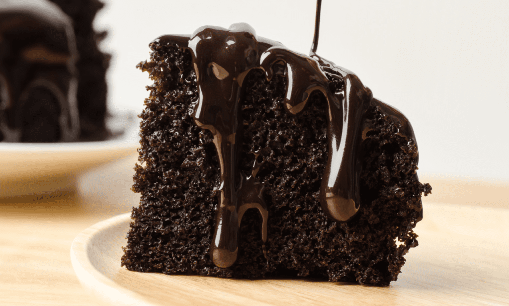 روش ریختن شکلات روی کیک ساده