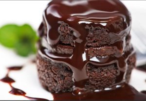 روش ریختن شکلات روی کیک ساده