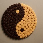 مقایسه شکلات سکه‌ای تلخ و شکلات سکه‌ای شیری