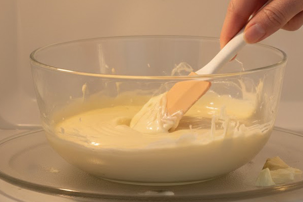 روش آب کردن سریع شکلات سفید در مایکروویو با رعایت دمای مجاز